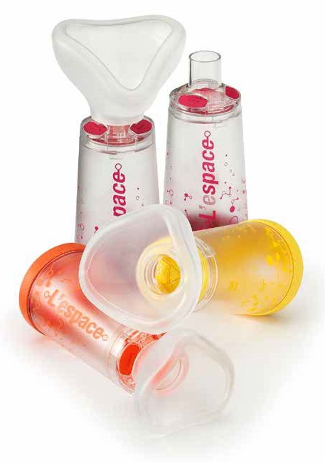 CAMERA DISTANZIATRICE PER EROGATORI SPRAY PREDOSATI L'ESPACE 220ML PER NEONATI SPAZIO MORTO 34ML CON MASCHERA VALVOLA INSPIRAZIONE 2 VALVOLE ESPIRAZIONE CODICE COLORE ARANCIO - Farmaciapacini.it