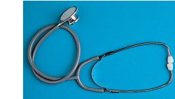 STETOFONENDOSCOPIO LEGGERO, GIREVOLE, CON MEMBRANA ED ANELLINO GOMMA NELLO STETOSCOPIO. ARCHETTO BIAURICOLARE PER AUSCULTAZIONE CON MOLLA ESTERNA - Farmaciapacini.it